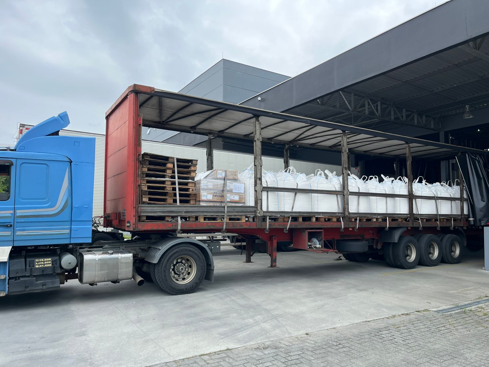 Caminhão carregado com big bags seminovos para entrega em Macaé e RJ