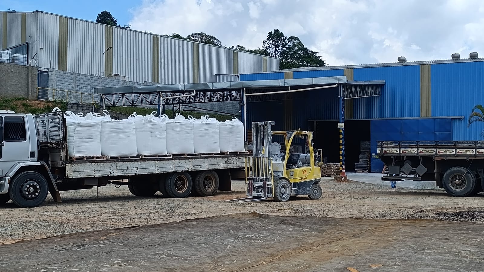 Veículo de entrega carregado com big bags higienizados saindo para rota