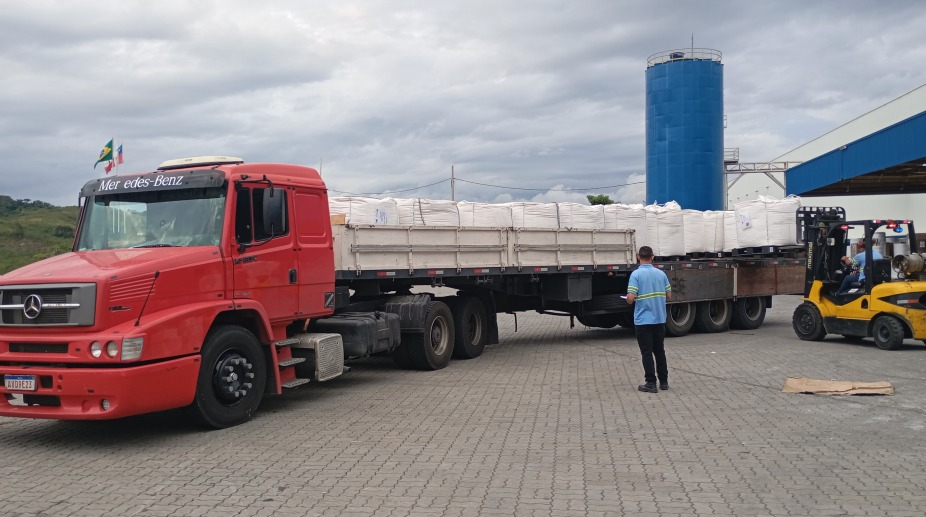 Caminhão pronto para distribuição de big bags no Estado do Rio de Janeiro